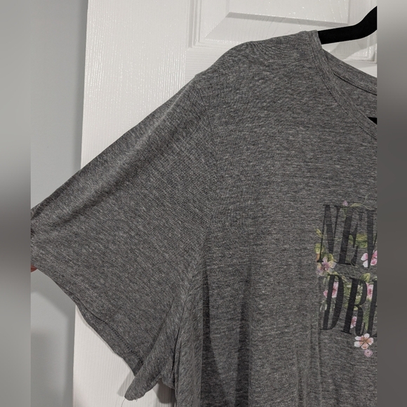 Lane Bryant Gray Graphic T-Shirt Never Stop Dreaming w/ Floral Design Size 26/28 - Picture 4 of 7